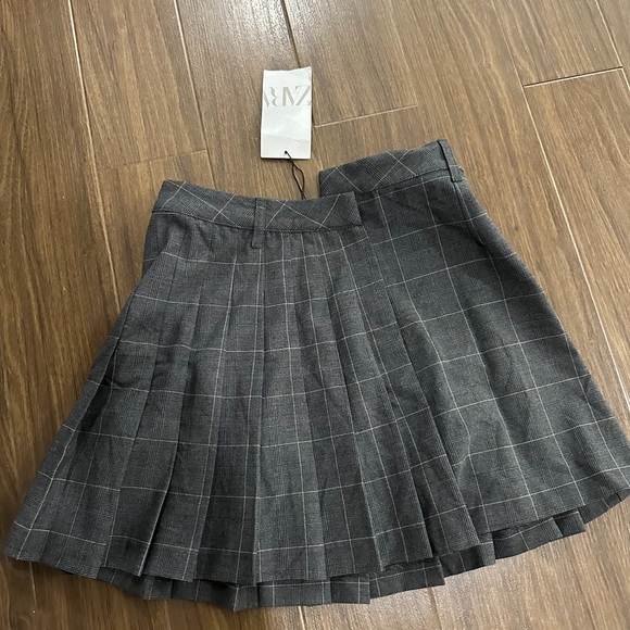 Zara symmetrical waist pleated mini skirt - Picture 2 of 5